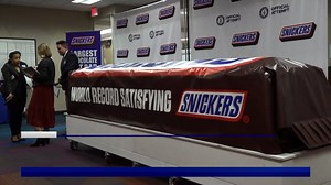 88K views · 878 reactions | Behold, the largest chocolate nut bar ever created. The Snickers bar, weighing nearly 2,000kg, was unveiled in Texas earning it's spot in the Guinness Book of World Records. www.7NEWS.com.au #Snickers #7NEWS | 7NEWS Sydney | Facebook