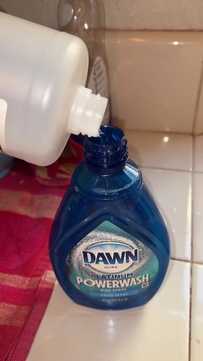 Here’s how I make my own dawn power wash for cleaning my machines 🤭💗💦🫧 #dawnpowerwashdishspray #dawnpowerwash #kikizcosmeticz #lipglossmachinecleaning #cleaninglipglossmachine