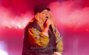 Tones and I - DanceMonkey中英双语字幕，现场版MV