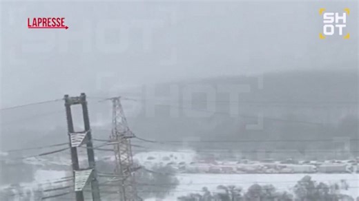 Russia, tempesta di neve paralizza Mosca: auto rimangono bloccate in autostrada