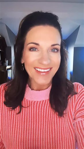 134 reactions · 96 shares | Part 3: Metallic Magic- because subtle was never my style.  This trend is giving power, polish, and a little bit of sparkle that means business.  it’s your reminder that standing out isn’t loud… it’s luminous.  Trend #3 of my five makeup looks I love (and one I don’t ) and this one? It’s pure confidence in color. #MetallicMakeup #FallBeautyTrends #MakeupTrend2025 #GlowWithConfidence #marykaymakeup | Heather Daniel-Kent | Facebook