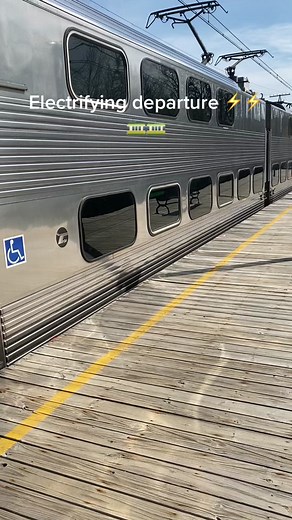 A Metra Electric train bound for South Chicago/93rd St departs from the 59 St./University of Chicago station. The next stop for this train will be 63rd street, a flag stop only 4 blocks away. @chibucketlist @chicago.explore #chicagometra #metraelectricdistrict #commutertrains #chicagotiktok
