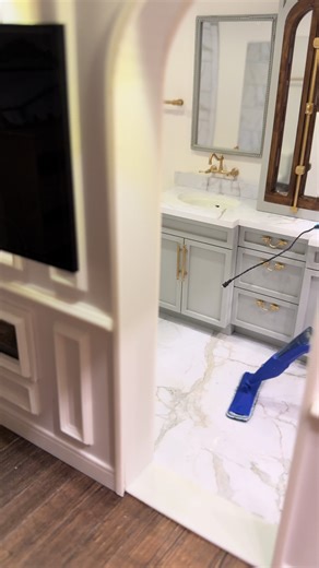 A tutorial on how I clean my dollhouses #dollhouse #Mini #cleaning | doll house