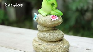 Solar Frog Statue Outdoor Garden Decor, Lighted Yoga Frog for Pond Decor | Frog Solar Lights with Butterfly and Stones, Novelty Frog Figurine Yard Decoration for Patio Yard Porch and Gardening Gift