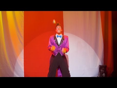 Clown Juggling by Palhaço