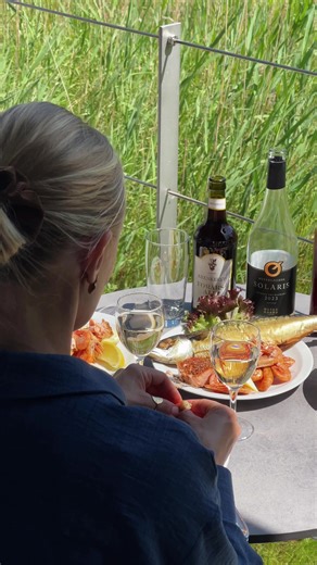 Nyd de lækreste lokale varer fra Lolland på din altan 🍺🦐🥂 Alle vores værelser har køkken og altan, så du kan tilberede og nyde dine måltider i ro og mag. Lån en cykel og kør langs diget til Den Gamle Digegaard hvor du kan smage alt godt fra havet, der kommer frisk fra eget røgeri. Nyd en kold øl fra Krenkerup Bryggeri og et glas vin fra Østergaard Vinmageri med udsigt til de naturskønne omgivelser fra dit eget helle. Du kan også nyde de lokale øl og vine til en lækker middag på Restaurant Sur