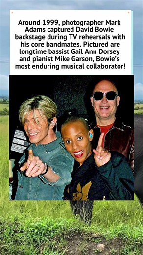 David Bowie Backstage with Bandmates (1999) 🎤 #DavidBowie #Shorts #1990s