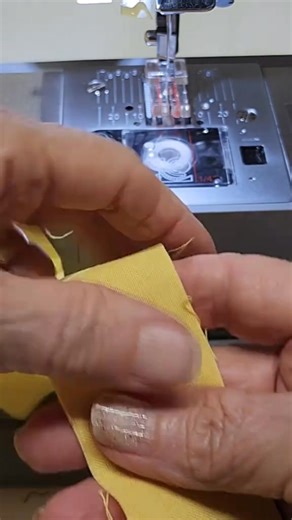 9.1K views · 52 reactions | Easy quilt binding and mitered corner. How to make a mitered corner quilt binding. Video by Nathalie Kelley  #quilt #quilting #quiltbinding #quiltbindingtutorial #quiltbindingbymachine #miteredcorners #miteredcorners #sewingtutorial #sewistsoftiktok #bindingtutorial | Olivia | Facebook