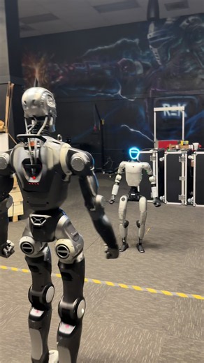 Terminator T800 vs G1 Robot: Who Wins Tomorrow?