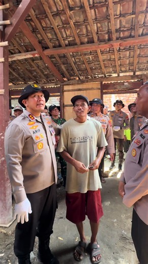 Selamat ya mam, semoga ini dapat menjadi berkah bagi semuanya😇 Sebagai informasi, Sdr. Imam Mukri ini adalah seorang pria lajang berusia 39 tahun dan sedari kecil hidup tanpa kedua orang tuanya. Singkat cerita, pada tahun 2015, ia mengalami gangguan jiwa hingga sempat dipasung dan dirantai karena kondisinya yg kian memburuk dan dianggap membahayakan. Hingga akhirnya Imam sembuh setelah dirawat oleh Pak Purnomo selama kurang lebih 2 tahun dan saat ini kegiatan sehari-harinya adalah bekerja serab