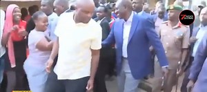A dramatic moment involving President William Ruto unfolded after a woman appeared to pull him in an incident that could have proved chaotic. As the woman stretched out her hand to greet him, one of Ruto’s bodyguards quickly stepped in and tried to push her away. During that moment, the woman had not let go of the President’s hand, causing him to lose balance. | 7 News Global
