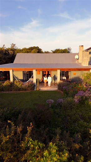 📍Forest Hills Self-catering Cottages, Knysna⁠ 🌲🌲 This forest stay is for all our nature lovers!⁠ 🔗 https://bit.ly/ForestHillsCottages Dié woudverblyf is vir al ons natuurliefhebbers!⁠ ⁠ ✔️ Cottages for 2 and 5 ✔️ Pet-friendly ✔️ Swimming pool ✔️ Braai 🔥⁠ ✔️ Viewing deck ✔️ Trampoline ✔️ From R1300 p/n (T&Cs)⁠ 📹: Versi Creative | Lekkeslaap.co.za