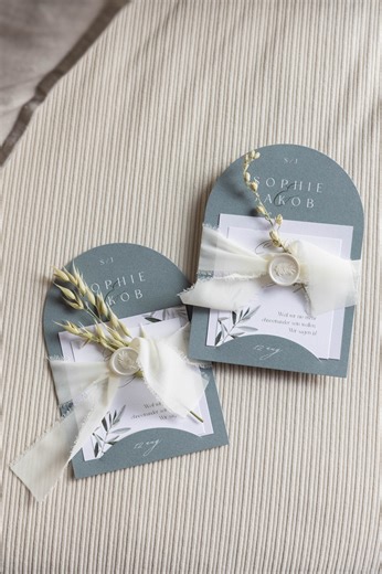 faireparterie on Instagram: "💌 DIY faire-part de mariage 🌿 Un joli ruban, un sceau de cire et quelques fleurs séchées, pour créer un faire-part aussi unique que votre grand jour. 🤍 Enregistrez le reel et personnalisez encore plus votre faire-part ! ✨ #mariage #fairepartmariage #mariage2026 #faireparterie"
