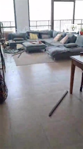 Dégâts d'un appartement à Dubaï après une frappe de drone