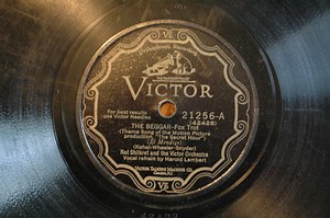 Nat Shilkret And The Victor Orchestra / Johnny Hamp's Kentucky Serenaders - The Beggar / The Sunrise (Will Bring Another Day For You)