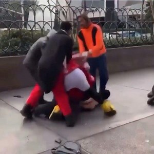 15 reactions | Yo #mickey , what’s up with #minnie? #goofy 路‍♂️藍藍 #disneyworld #mickeymouse #minniemouse #fight #waltdisney #akkatv | AkkaTv | Facebook