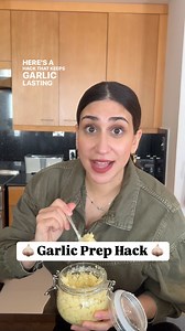 My viral garlic hack! Follow for more kitchen hacks and easy recipes! This is how I keep minced garlic to last in the fridge for a few months! The honey and lemon are natural preservatives! I honestly hate peeling and mincing garlic, especially when I’m making a quick 15 or 20 minute meal. So it’s so nice to have the garlic readily available. I find that the minced garlic at the supermarket doesn’t taste as good. I used: -1 pound peeled garlic - A teaspoon of honey - Quarter of a lemon with the 