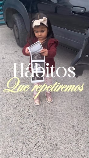 𝑫𝒂𝒏𝒊𝒆𝒍𝒂 • Lifestyle🤳| Tutoriales✨ on Instagram: "👶 1. Calcetines y guantes: menos es más Aunque parezca extraño, los recién nacidos no necesitan calcetines ni guantes todo el tiempo. Sus manitos y pies les permiten regular la temperatura, estimular el desarrollo sensorial y conocer el mundo. Cubrirlos en exceso puede provocar calor y limitar ese proceso natural. 🤱 2. Porteo ergonómico: contención que regula y calma El porteo ergonómico no es solo comodidad: ✔️ Ayuda a regular la temper