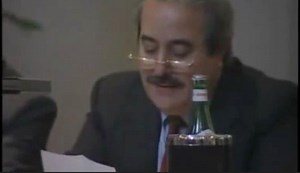 “Il tritolo è arrivato a Palermo”. Questo c’era scritto in quel pizzino, forse l’ultimo ricevuto prima di saltare in aria a Capaci. Giovanni resta vivo nel cuore e la mente di tutti noi. | Ignazio Corrao