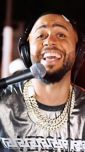 DJ ADONI on Instagram: "Y AGARRE Y LA BLOQUIE 🤣😅. SALSA + BACHATA MIX HOY ⏰ 8:00 PM"