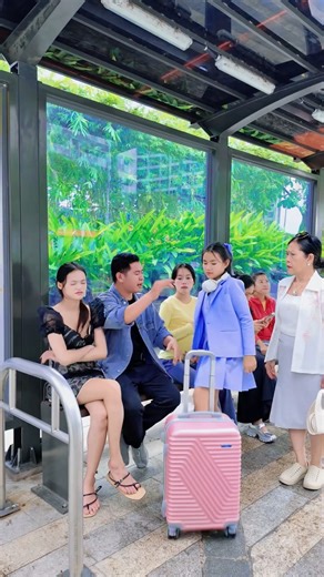 They clapped for kindness 👏✨ [KINDNESS HOUSE]#kindness #shorts #busstop #KindnessHouse #gooddeeds