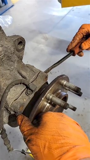 Auto Tech Tips #rustbeltmechanic #carsoftiktok #mechanicsoftiktok #autotechmike #rustbelt #greenscreen #mechaniclife #wheels #mechanictools #mechanicsoftiktok #mechanics #greenscreen #reels #reels2024 #ford #chevy #dieseltrucks #dieselpower | AutoTech Tips