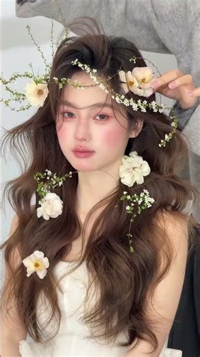 Who knows The flower-filled hair style is just too beautiful #Learn makeup from scratch in