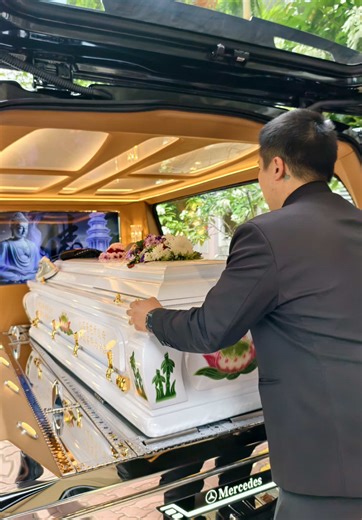 In moments of farewell, emotions speak louder than words. With every tear, we’re reminded how love endures , even as we say goodbye. Every farewell holds a story of deep connection and lasting love 🤍 「今生有幸叫您一声表姐，像个大姐姐那样一直照顾我们。怀念那些我们一起开心的时刻。请您放心，我们会把家里照顾好。愿您在极乐世界里再毫无牵挂，来生我们再相聚。」