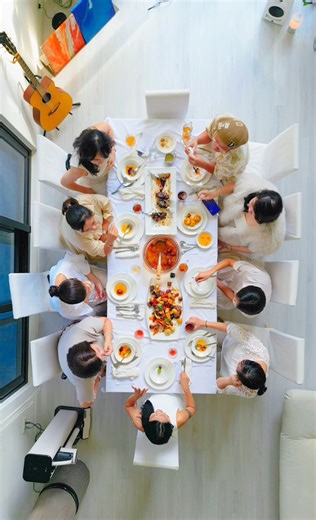 7.4K views · 125 reactions | 敲敲Mo門！第一次在家裡辦活動大成功 邀請追蹤我的朋友們來家裡體驗...