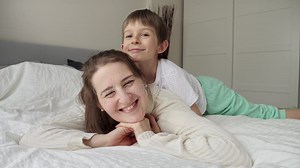 Liebender Kleiner Junge Küsst Mutter Im Bett Liegen. Konzept Glücklicher Eltern Mit Kindern Positive Emotionen Und Entspannung Zu Stock Video - Video von kinder, küssen: 277637805