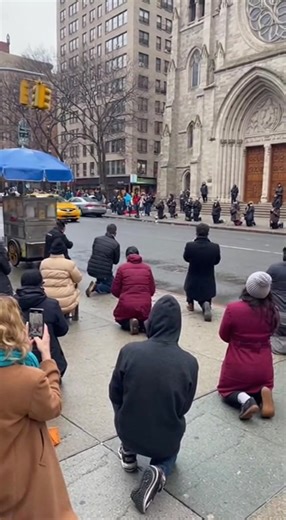 BREAKING: An entire city block outside a church dropped to their knees at the same moment, halting foot and vehicle traffic. No announcement. No signal. 🙏 Spontaneous faith or public disturbance?
