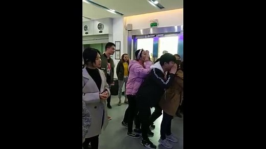 欧恩照明早会士气展示，LED机床工作灯专业厂家。