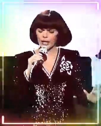 Il suffit d’une chanson, d’une voix, pour que le passé réapparaisse — un beau souvenir surgit, et l’esprit, traversé d’émotion, se libère dans un long soupir. | Mel Kam