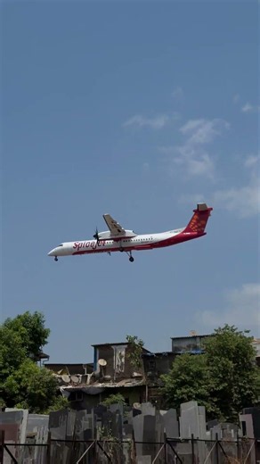 BEAUTIFUL SpiceJet Q400 landing on runway 27 #Spicejet #Q400 #aviation