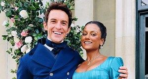 “Bridgerton”: quiénes son Marc Pilcher y Carole Prentice y por qué se les dedicó la temporada 2