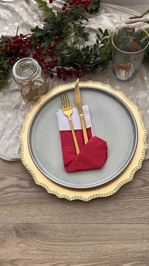 Who doesn’t like some Christmas diy and cool napkin folding tutorials? 🎅 🥾 🎄 Easy idea how to fold napkin yo Santa’s boot shape. All you need is red and white napkins and christmas mood 🙌 Who wants more napkin videos? #christmasdecor #napkinfold #santa | Washy_wash_cleantok