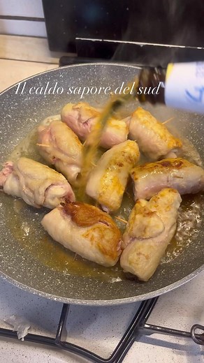 1.1M views · 13K reactions | Involtini alla birra…10 fette lonza di maiale (sottili)q.b. farina 00q.b. olio extravergine d’oliva2 spicchi aglio (non pelati)150 g prosciutto cotto100 g provola (dolce a fette sottili)250 ml birra chiaraq.b. saleq.b. pepe nero | Il caldo sapore del sud di Fernanda Nicotra | Facebook
