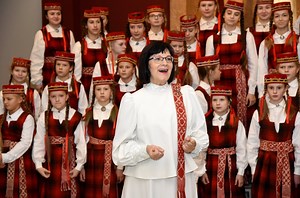Koris skolās – brīvprātīgs. Vai ir pamats uztraukumam par šīs kultūras nozīmīgumu jauniešiem?
