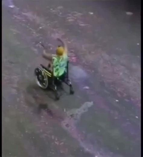 GOLD RACK on Instagram: "日本利用压电瓷砖将脚步转化为电能。这些瓷砖捕捉来自你脚步的动能。当你行走时，你的重量和动作会对瓷砖产生压力。瓷砖会轻微弯曲，从而产生机械应力。瓷砖内部的压电材料将这种应力转化为电能。每一步都会产生少量电荷，而数百万步结合在一起就能产生足够的电力来驱动LED 灯、数字显示屏和传感器。在像涩谷车站这样繁忙的地方，每天大约有240万个脚步为这一系统作出贡献。 这些电能可以被储存或立即使用，从而减少对传统电力来源的依赖，并支持可持续的城市基础设施。 这种方法将日常运动转化为实用的可再生能源＃日本#知识＃事实 #你知道吗 #推荐 ＃科技#创新＃历史#技术 #实验#热门"