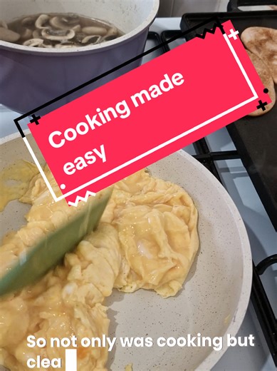 It was do easy to cook with these pans the non sticky was epic 🤣. highly recommend #tiktokmademebuyit #cook #cooking #homedecor #kitchen