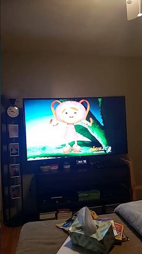 Kylie shows the Dinosaurs from Team Umizoomi