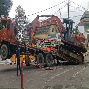 10K views · 3 comments | You Won’t Believe How This Excavator Rides on a Giant Transport Truck | Machinery Fastest | Facebook