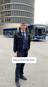 Sind euch diese Busse mit den weißen Anzeigen schon aufgefallen? Seit September 2023 sind unsere neuen E-Gelenkbusse, die euch unser Betriebskoordinator Chris in diesem Video vorstellt, in München unterwegs. Vielen Dank an Chris und Ben für die coole Umsetzung! 🚌 | MVG Münchner Verkehrsgesellschaft mbH