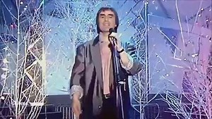 99K views · 4.4K reactions | Amigos culminamos este pequeño homenaje al dia de San Valentin con otra balada joyita ochentera que van directo al corazon, el es Chris de Burgh con su mayor exito en 1986; La dama de rojo. | Yo bailé en los 80 y 90 | Facebook