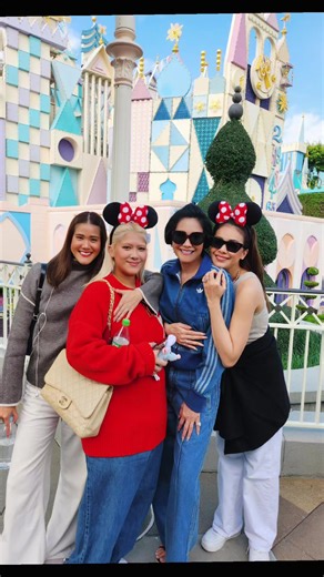 It’s beginning to look a lot like Christmas.🎄🎅 #mythreemusketeers❤️👧👧🏻👧🏼❤️