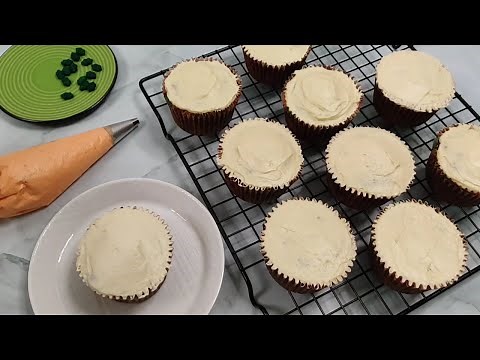 Sugarless cream cheese frosting - sweetened with maple syrup! 🍁