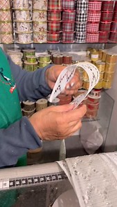 50K views · 3.2K reactions | Tutorial de lazo navideño sencillo  Recuerda que las cintas las encuentras con nosotros, programa tu pedido por whatsapp 3147786801 ✨ calle 53 # 17-26 galerías Cra 20 # 53-13 • • #deco #déco #decor #decohome #decoration #decoaddict #decoração #decoracion #decohogar #home #homedecor #bogota #colombia #manualidad #tutorial #diy #christmas #christmasdecor #natal #navidad #fblifestyle | Naviadornos y Arte Lia | Facebook