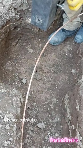 Power Substation on Instagram‎: "برای اینکه برق نشتی و صاعقه ایمن به زمین منتقل بشه، معمولاً دو روش داریم. یا چاه ارت می‌زنیم، یا از میله ارت (رادکوبی) استفاده می‌کنیم. در خیلی از پروژه‌ها، مخصوصاً جاهایی که خاک بد نیست، به‌جای حفر چاه عمیق، یک میله فلزی مخصوص رو عمودی داخل زمین می‌کوبیم. این کار سریع‌تر، ارزون‌تر و تمیزتره. اگر مقاومت زمین بالا بود، می‌تونیم چند راد با فاصله مناسب کنار هم نصب کنیم تا نتیجه بهتر بشه. حالا برای وصل کردن سیم ارت به این میله، بهترین روش جوش کَدولد (Cadweld) هست. کَ