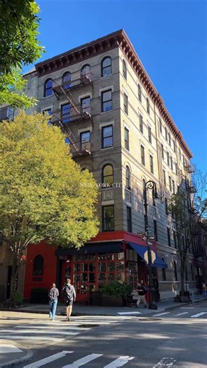 ✨Strolling through the charming streets of West Village — one of NYC’s most timeless and cozy neighborhoods 💛🏙️ Known for its bohemian past, cobblestone streets, and artistic spirit, it’s a place where old New York charm still lives on. Here are 10 must-visit spots in West Village that capture its magic 👇 1️⃣ Friends Apartment 🏠 📍90 Bedford St & Grove St The famous corner from the Friends TV show — a must for every fan and perfect photo spot! 2️⃣ The Jefferson Market Courthouse ⏰ 📍425 6th 