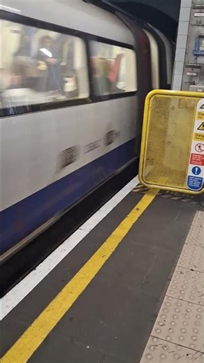 Northern Line Arriving At Stockwell #Trains #TrainJourneys #Shorts